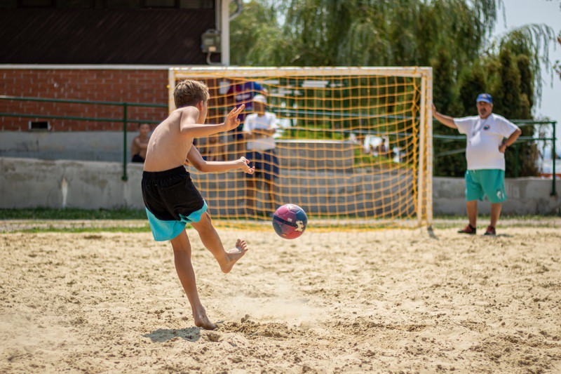 Ábrahámhegy strand Balaton, homokos gyerek lidó, napos- félárnyékos pihenők, többféle sportolási lehetőség