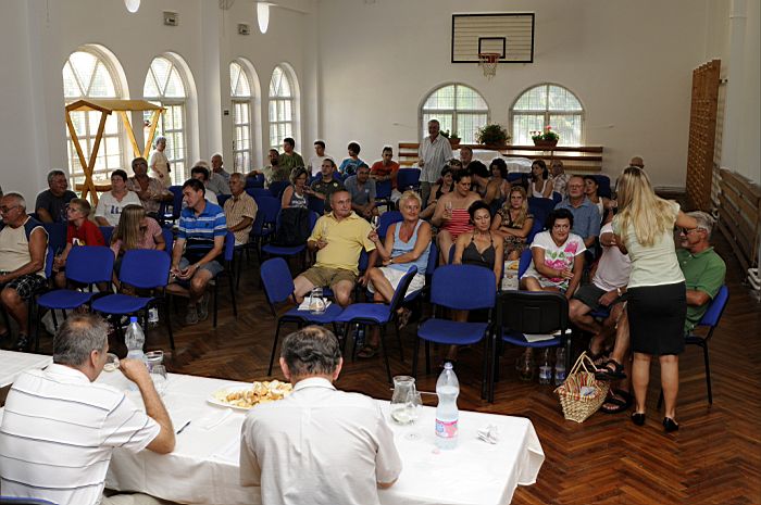 Nyilvános borverseny Ábrahámhegyen 2012. július 28-án.