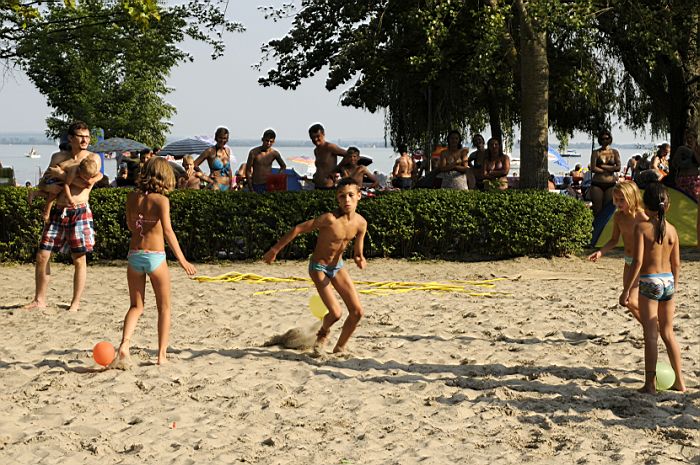 Kosárlabda, strandröplabda, homokfoci, sakk szimultán, lufi taposás, kapura rúgás, ping-pong bajnokság Ábrahámhegyen 2012. július 28-án a strandon