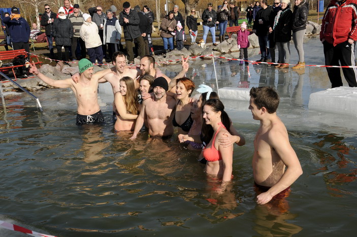Ábrahámhegy - Farsangi fürdőzés - lék Balaton - 2017. február 4-én