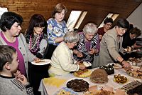 Nők A Balatonért Egyesület Ábrahámhegyi csoportja 2013. március 2-án (szombaton) 15 órakor az Ábrahámhegyi Kultúrházban házi készítésű sütemény bemutatót és kóstolót tartott